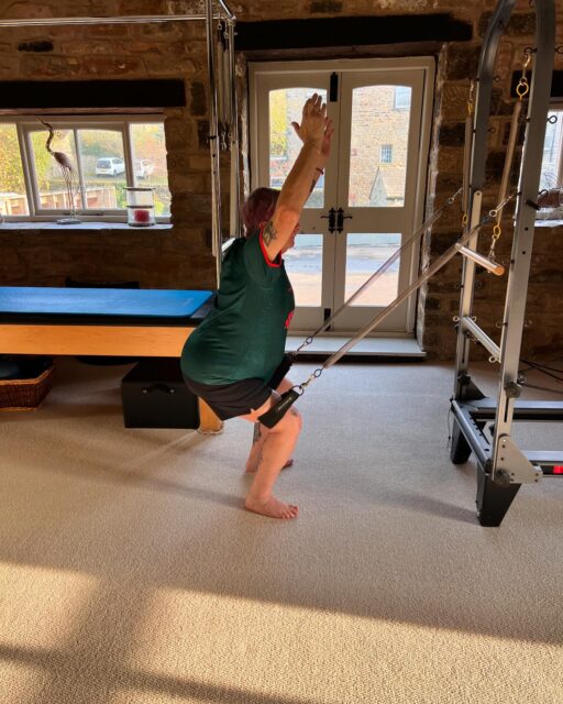 Supported squats for knee rehab. Individual exercises for individual needs. 🫶🏻